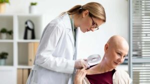 The doctor explained that the risk increases after the age of 30, and ignoring the symptoms of cervical cancer can have serious consequences.