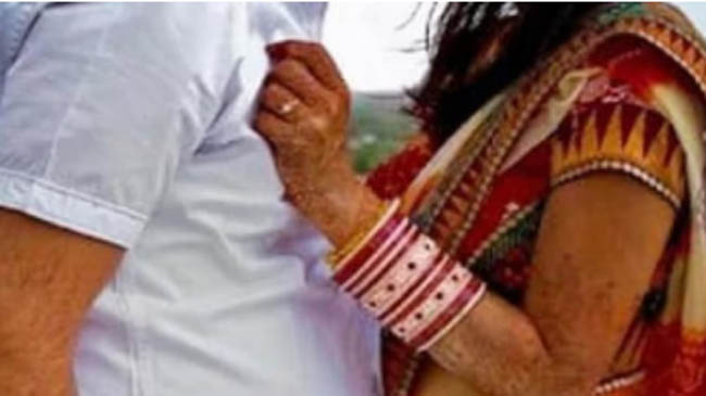 When the other lover got a hint, he murdered her, she fell in love with a mother of four children in a bus