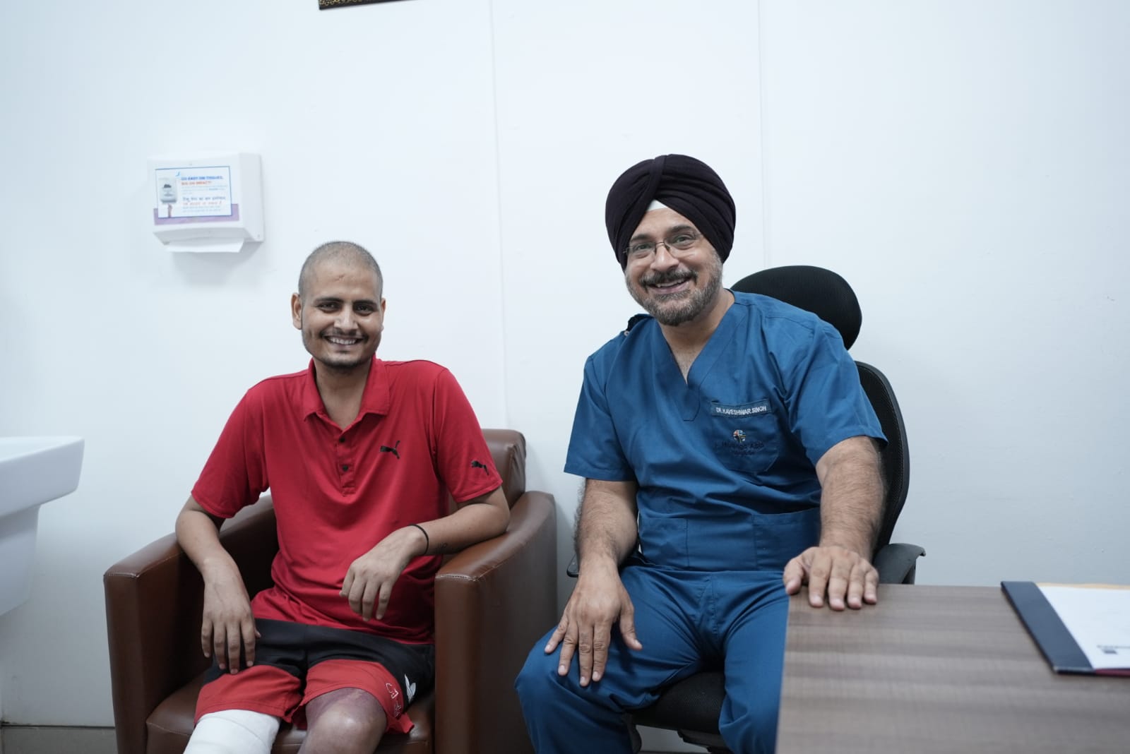 ट्रैक्टर ट्रॉली के नीचे कुचले पैर का डॉक्टरों ने किया सफल इलाज, ठीक होने पर युवक हॉस्पिटल से अपने पैरों पर चलकर घर गया
