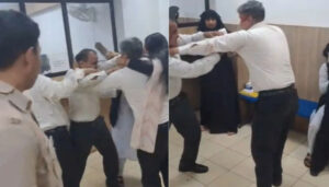 Delhi Courtroom News: Women also kicked and punched each other, there was a fierce fight in Delhi courtroom