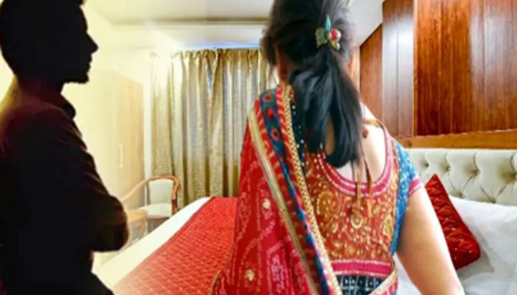 The accused's wife beat the victim at the police station gate, raped the married woman by showing her a weapon