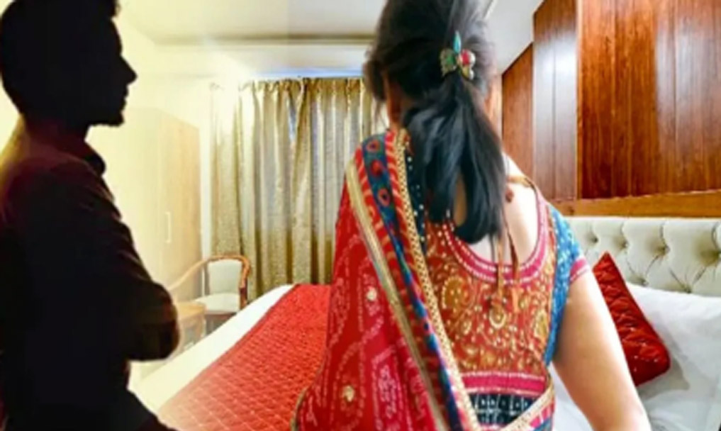 The accused's wife beat the victim at the police station gate, raped the married woman by showing her a weapon