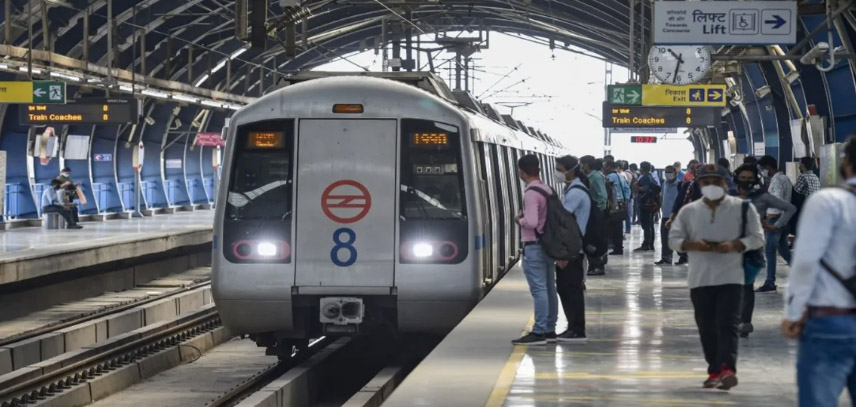 This information came to light in RTI, a big disclosure about carrying weapons in Delhi Metro