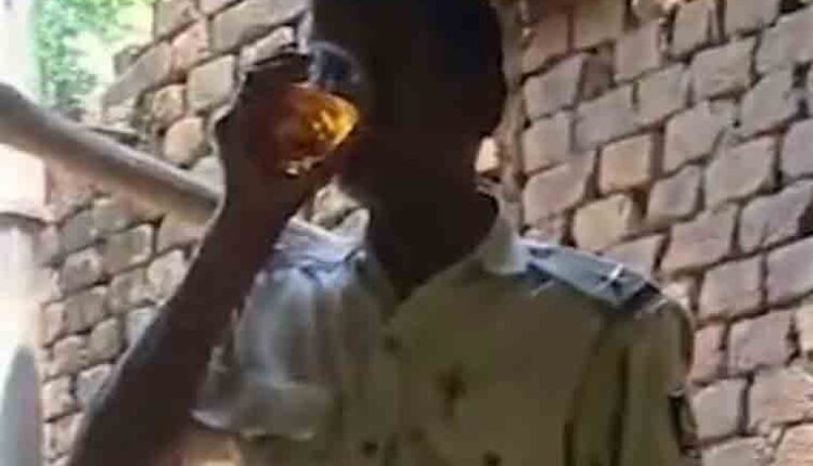 Video went viral, policeman was drinking alcohol openly on duty, caught on camera
