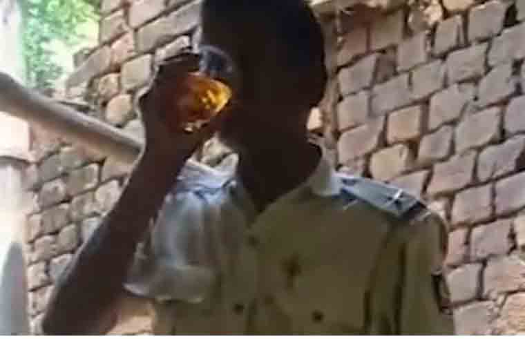 Video went viral, policeman was drinking alcohol openly on duty, caught on camera
