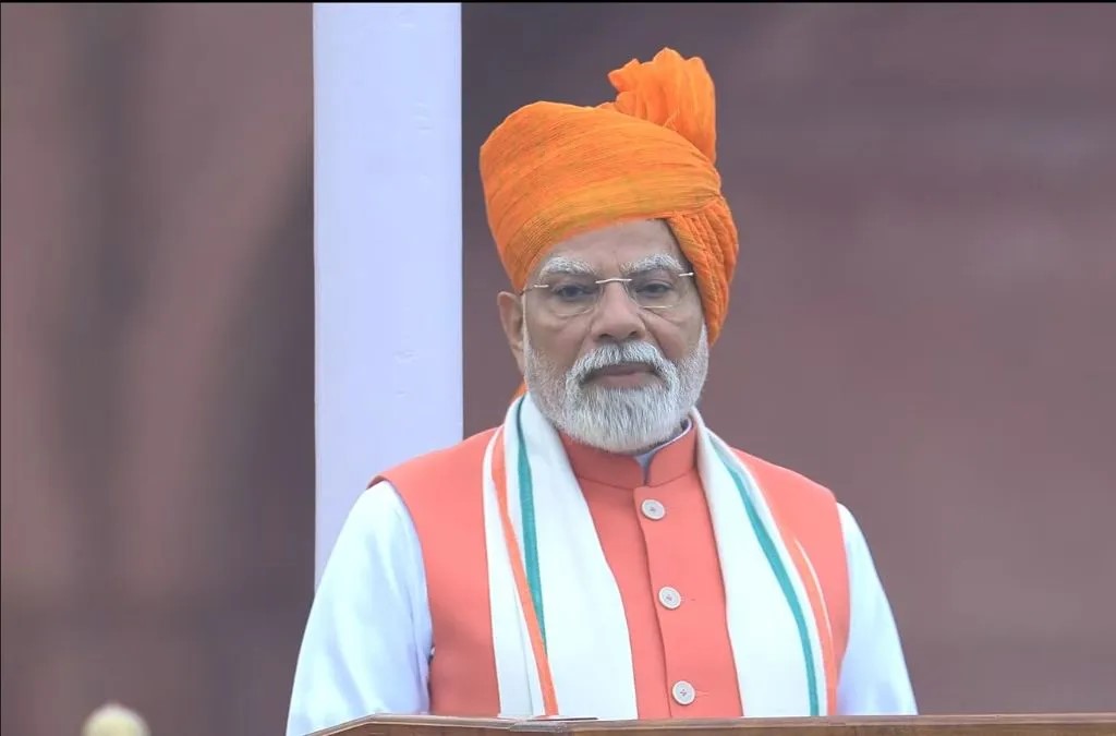 PM Modi Look: Know how his look was this year, PM Modi was seen wearing a saffron turban and a tricolor safa