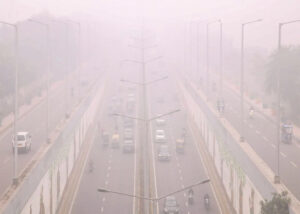 Amidst fog and low visibility, the intense cold will intensify, pollution in Delhi is at its peak, making it the most polluted day of the winter season.