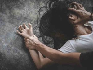 Lover's brutality: He and his friends mutilated her body; the boyfriend took the minor girl to a secluded place.