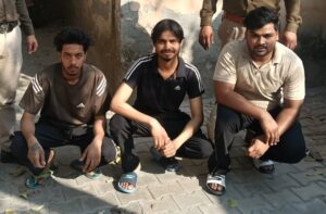 The Sector-17 police station team arrested three accused in the case of assault by blocking the road.